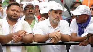 राहुल गांधी वोट चोर यात्रा के दौरान भीड़ को संबोधित करते हुए।